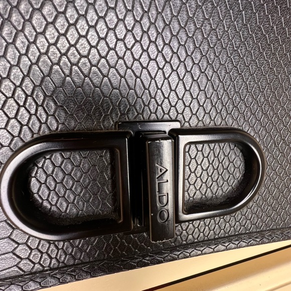 Snake-like aesthetic makes this handbag design a standout among the crowd! - Picture 3 of 14